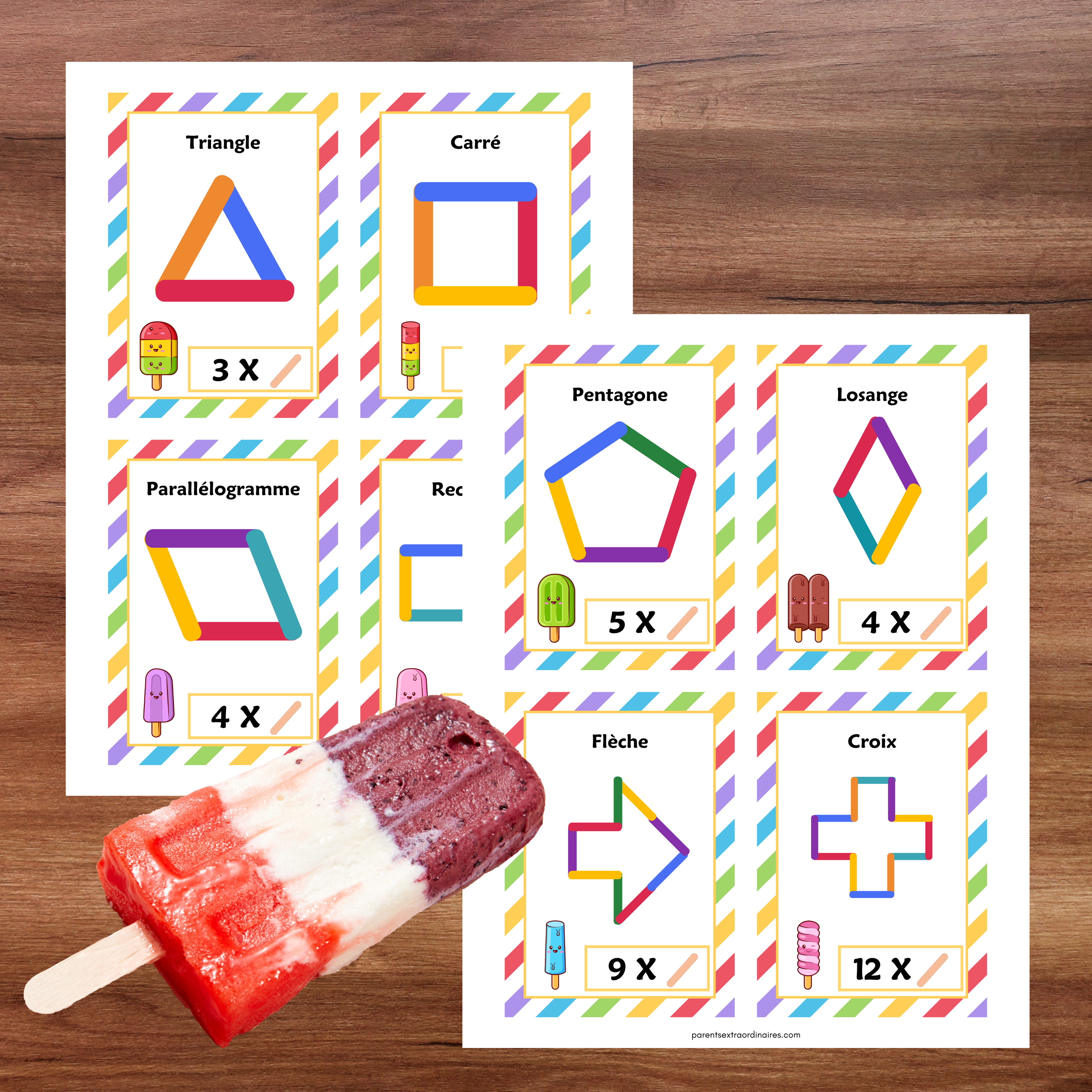 Jeu éducatif avec cartes défis demandant de construire des formes, lettres et chiffres à l’aide de bâtons de popsicle.